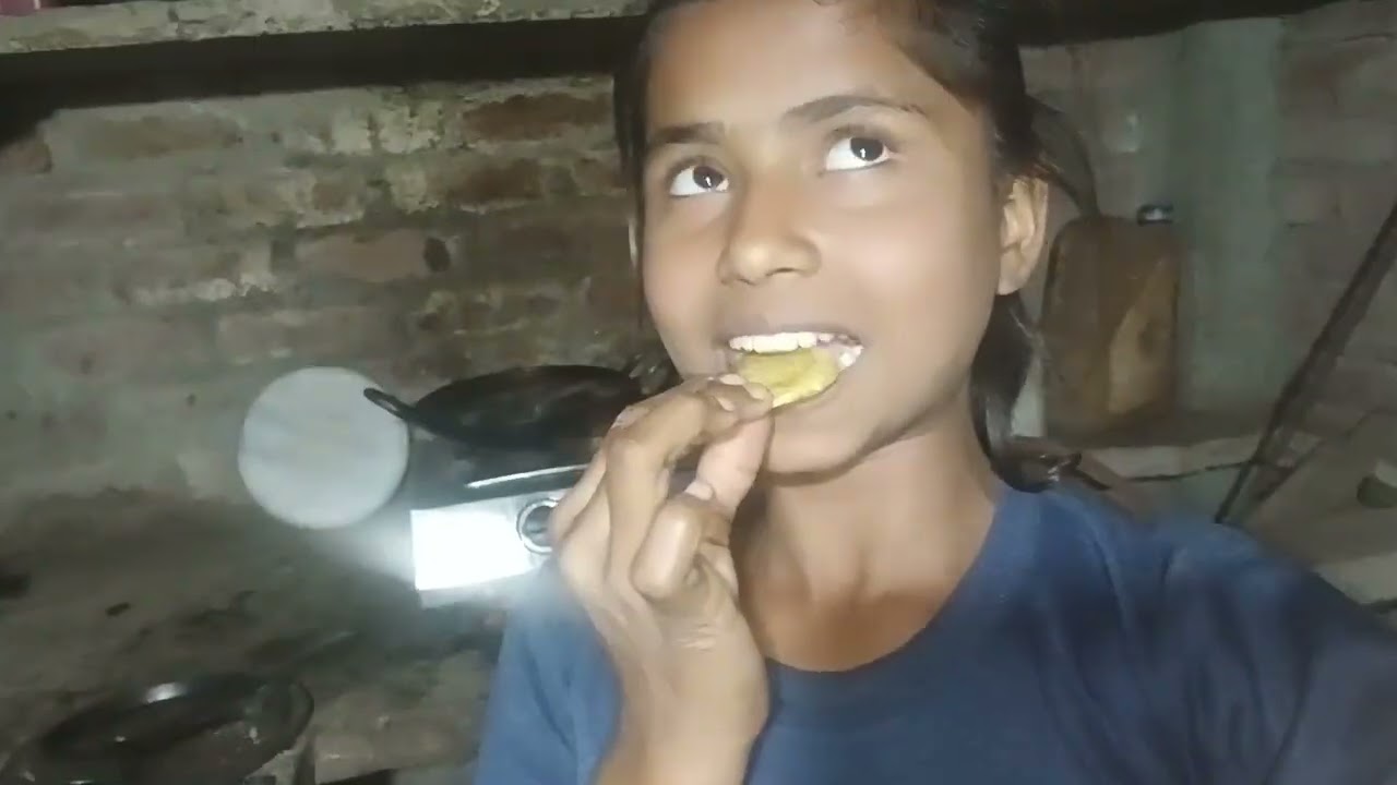 Chips banaya hai gay ke video dekho a Gaya blog like subscribe 🤤🤤🤤🤤🍟🍟🍟🍟
