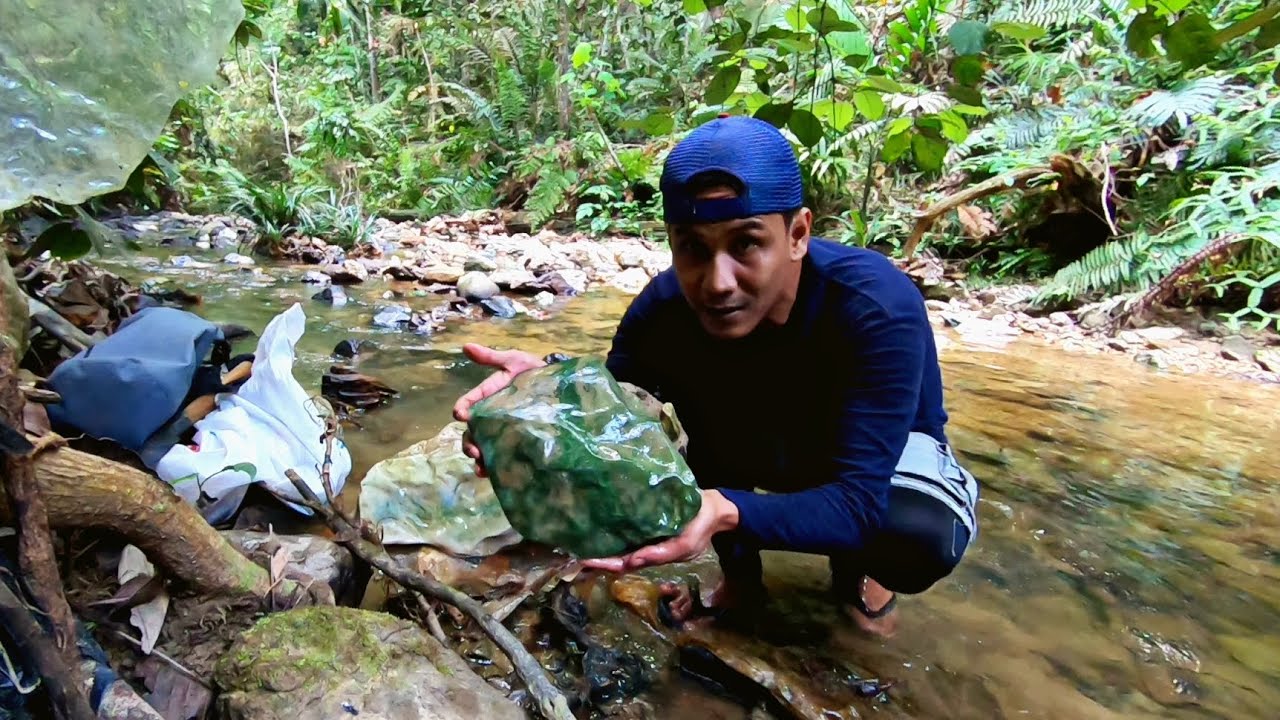 MEMBAWA PULANG BATU GIOK HIJAU KRISTAL JUTAAN RUPIAH,DARI PEDALAMAN HUTAN !!