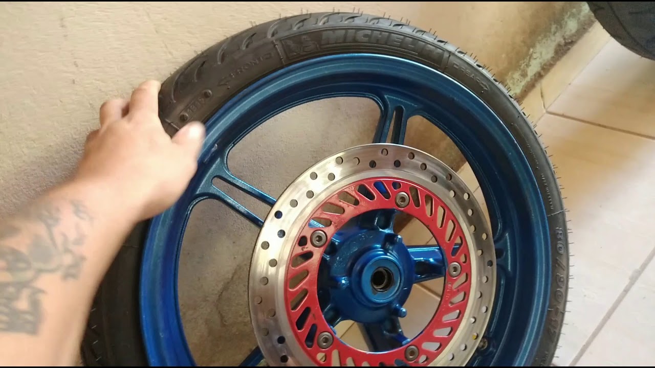 pneu de bis fino na cb 300 .