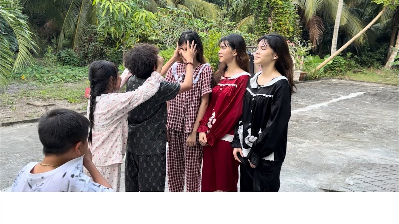 Cười sỉu với trò chơi bịt mắt đoán người của mấy chị em || Huyền Hrê 