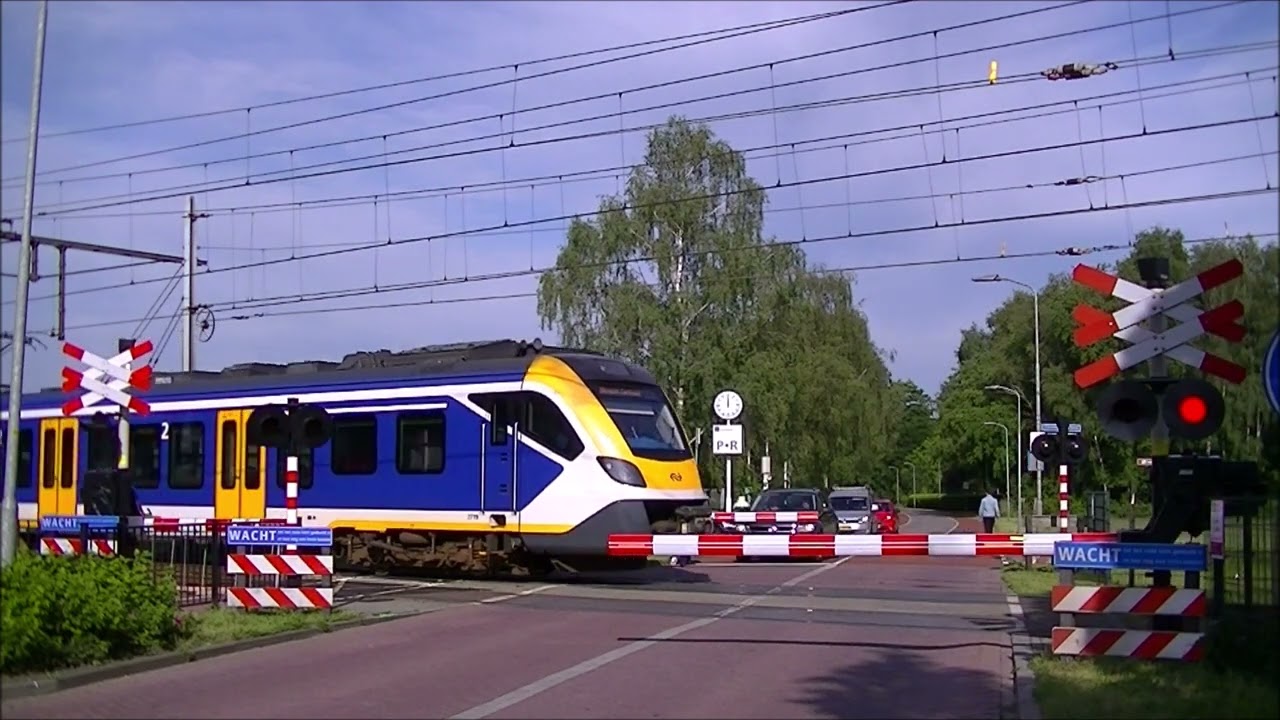 Spoorwegovergang Putten // Dutch railroad crossing