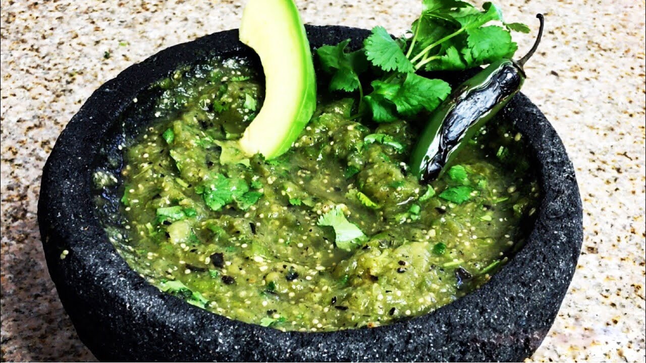 SALSA VERDE ASADA HECHA EN MOLCAJETE