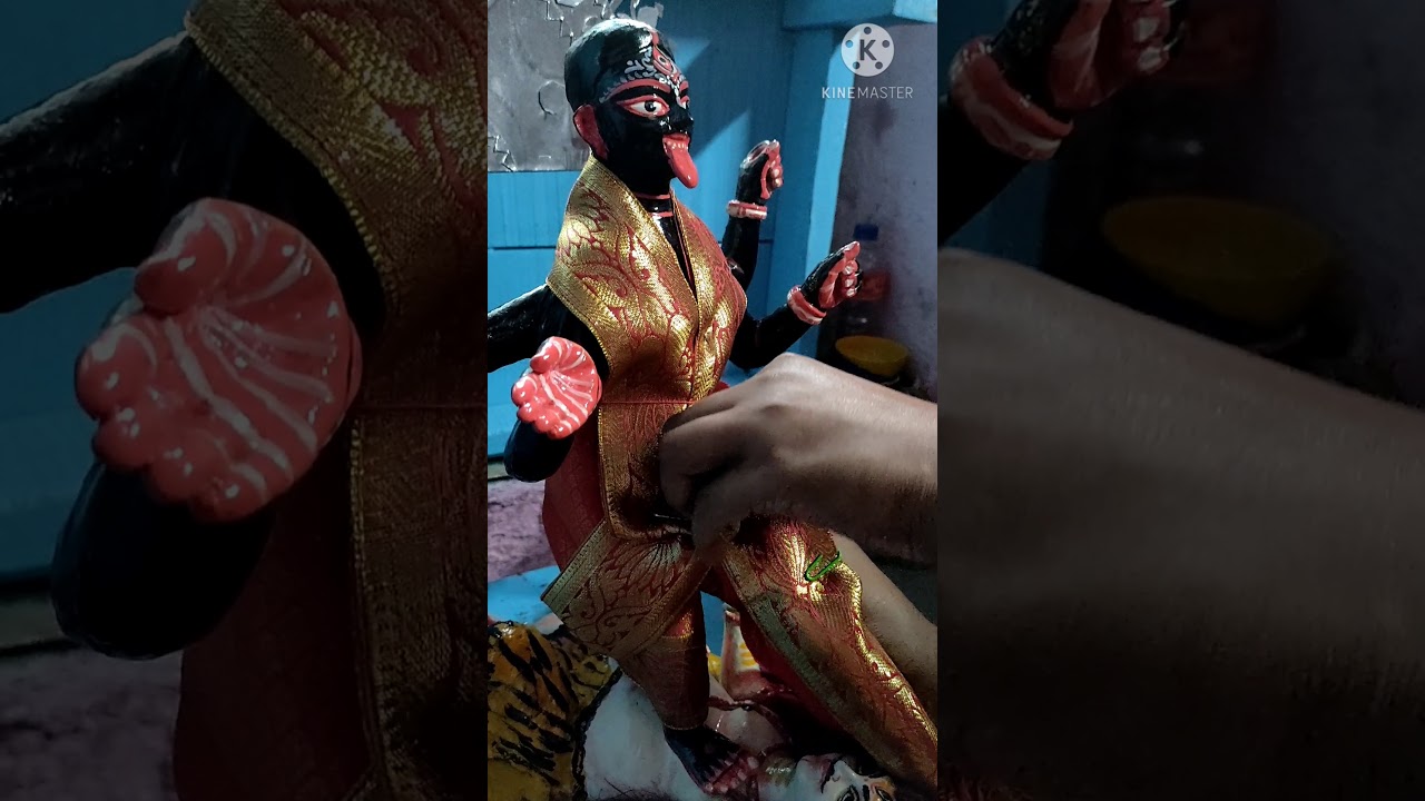 দক্ষিনেশ্বর স্টাইলে মা কালী কে শাড়ি পরানো।(Dakniswar style sari draping Video of Ma Kali.)