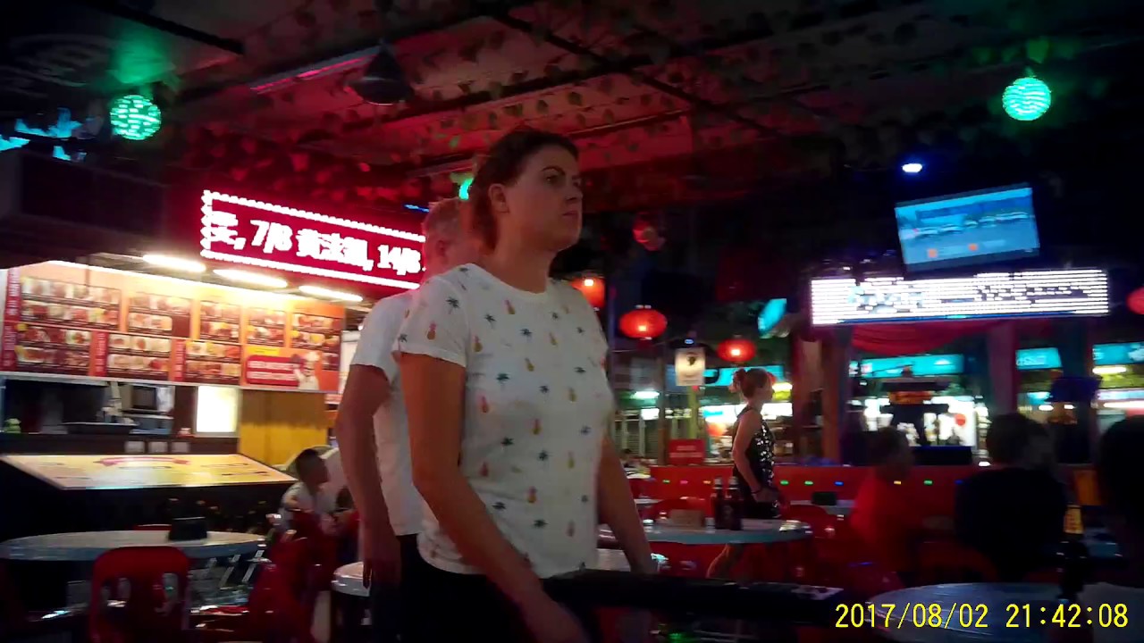 Kiasu & Kiasi Video : Red Garden Food Paradise-Guy Singing Yet Lai Siang