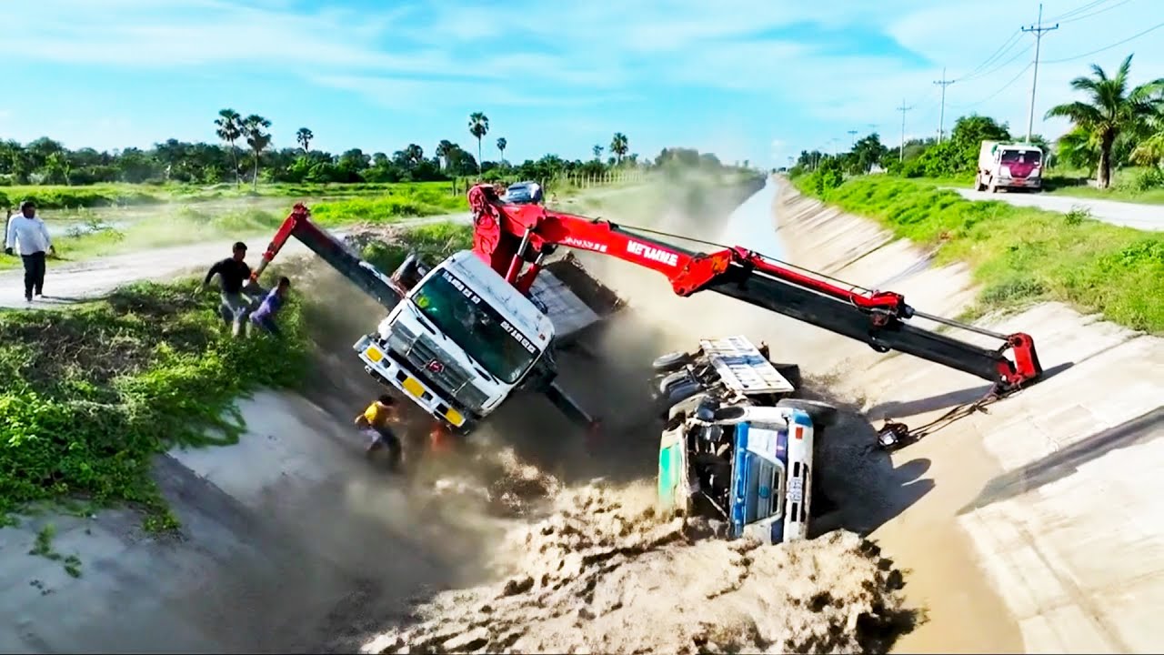 OMG!! Unexpected This Crane Truck Rescue Truck Collapse into Deep Slope