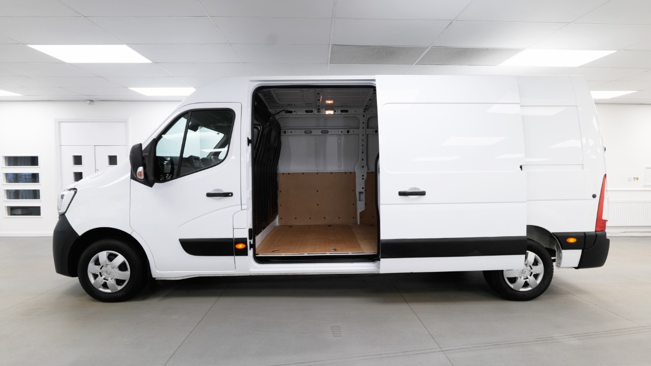 Renault Master 35 2.3 Dci Business + Edition L3 H2 5dr in Mineral White - HK72 KXZ - VanStar