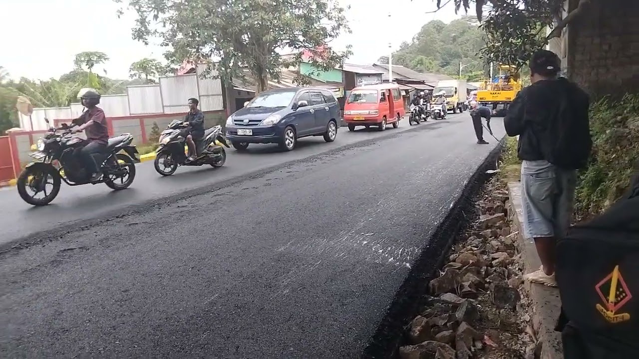 Keren, pengaspalan hotmix jalan di jawa barat jadi viral @Uguhgandayana