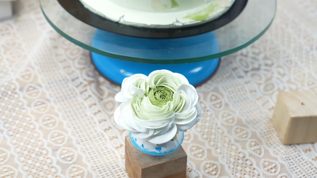 🌼 How to Pipe Buttercream Ranunculus with Fresh Cream – Delicate & Exquisite Petals/ Decoration #82
