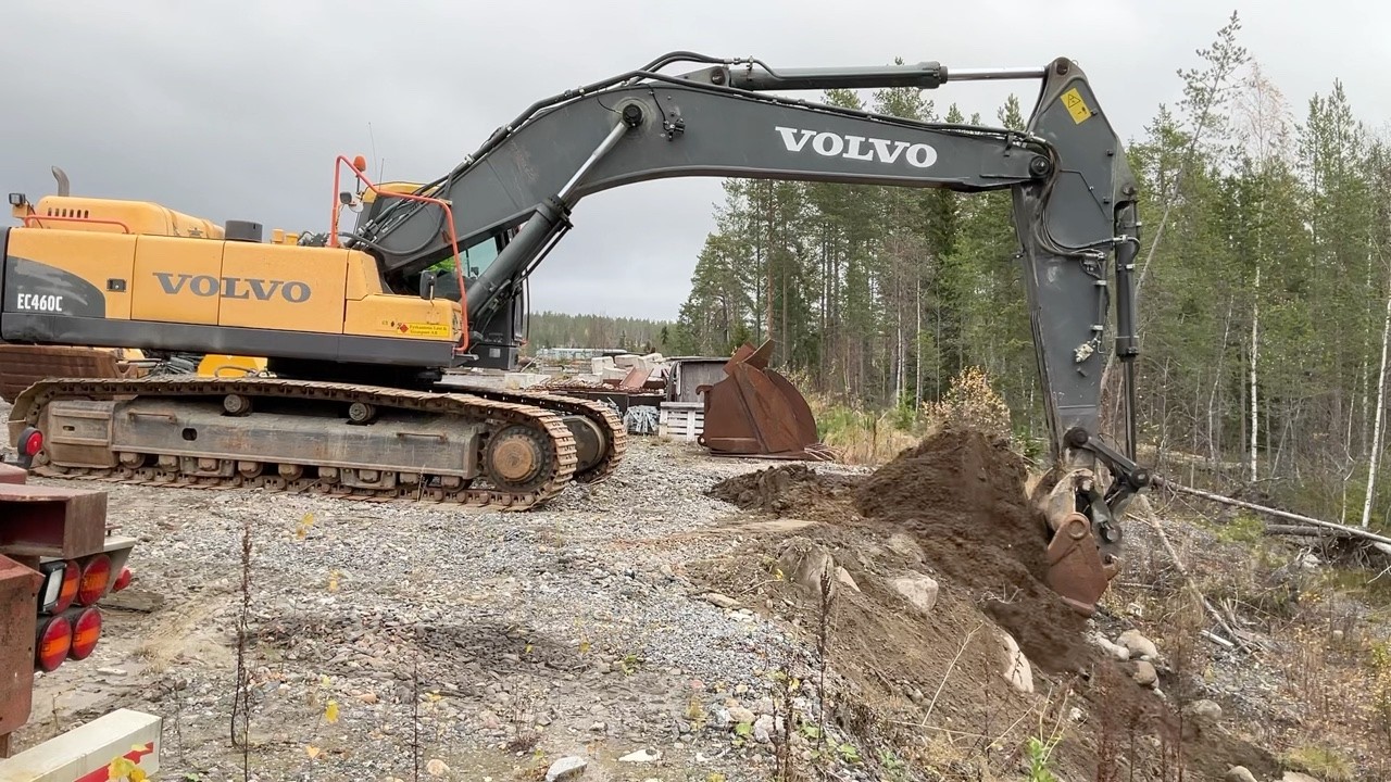 K&ouml;p Gr&auml;vmaskin Volvo EC460CL med flera redskap p&aring; Klaravik