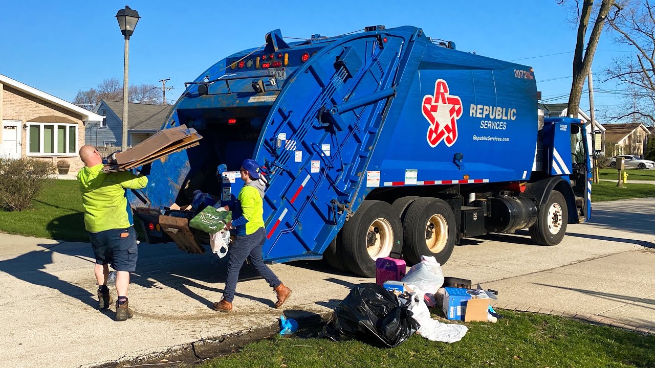 Spring Cleanup 2022: Republic Services Mack LEU McNeilus Rear Loader Garbage Truck