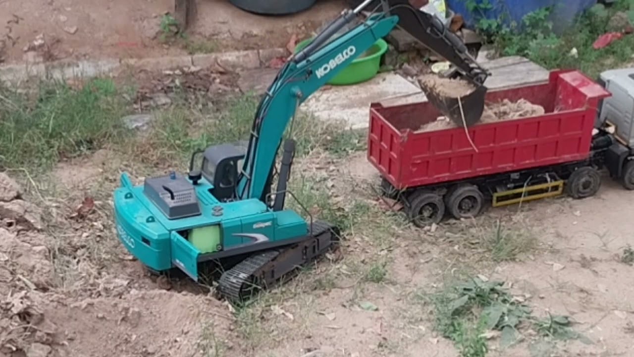 Remote control excavator and rc dumper truck 8x8 wheel working show