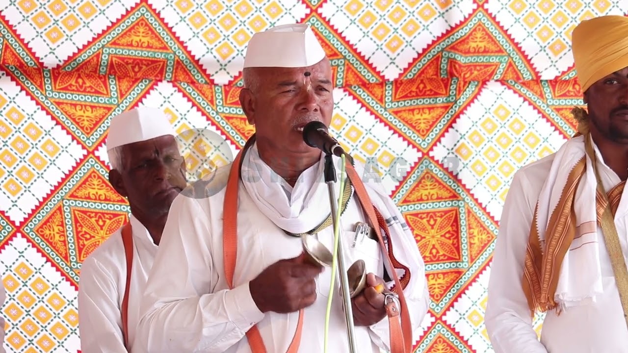 हरिनें माझे हरिले चित्त। भार वित्त विसरले॥ आतां कैसी जाऊं घरा। नव्हे बरा लौकीक harine maze harile