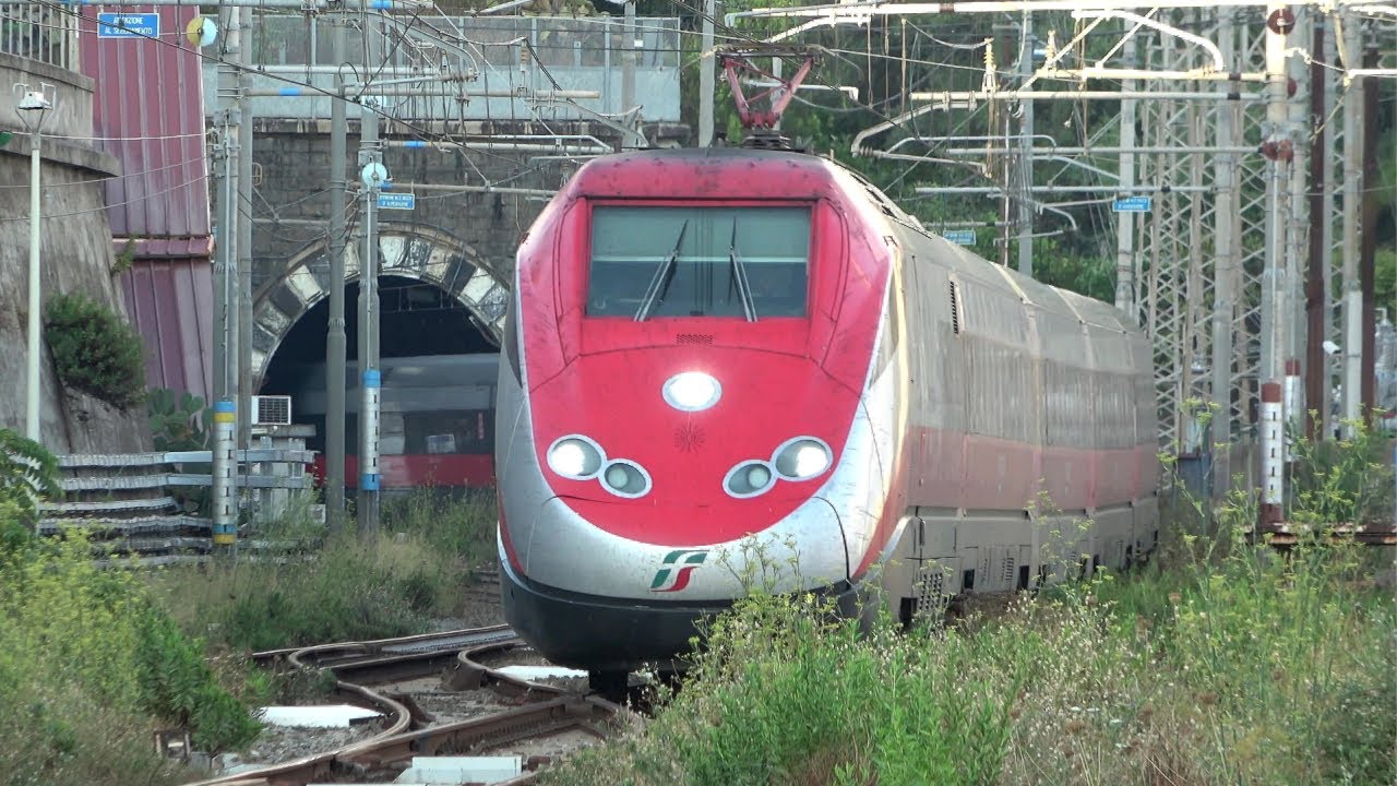 Treni espressi del mattino in transito a Palmi.