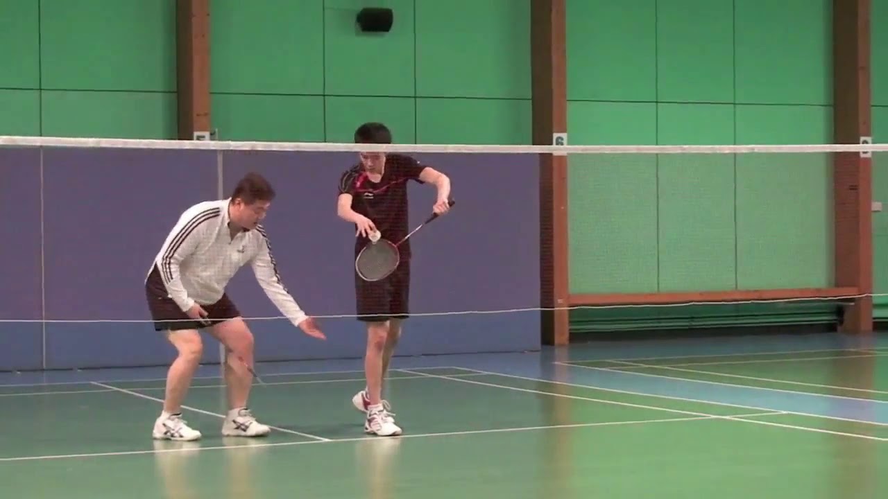 Примеры короткой подачи бэкхендом в парной игре в бадминтоне