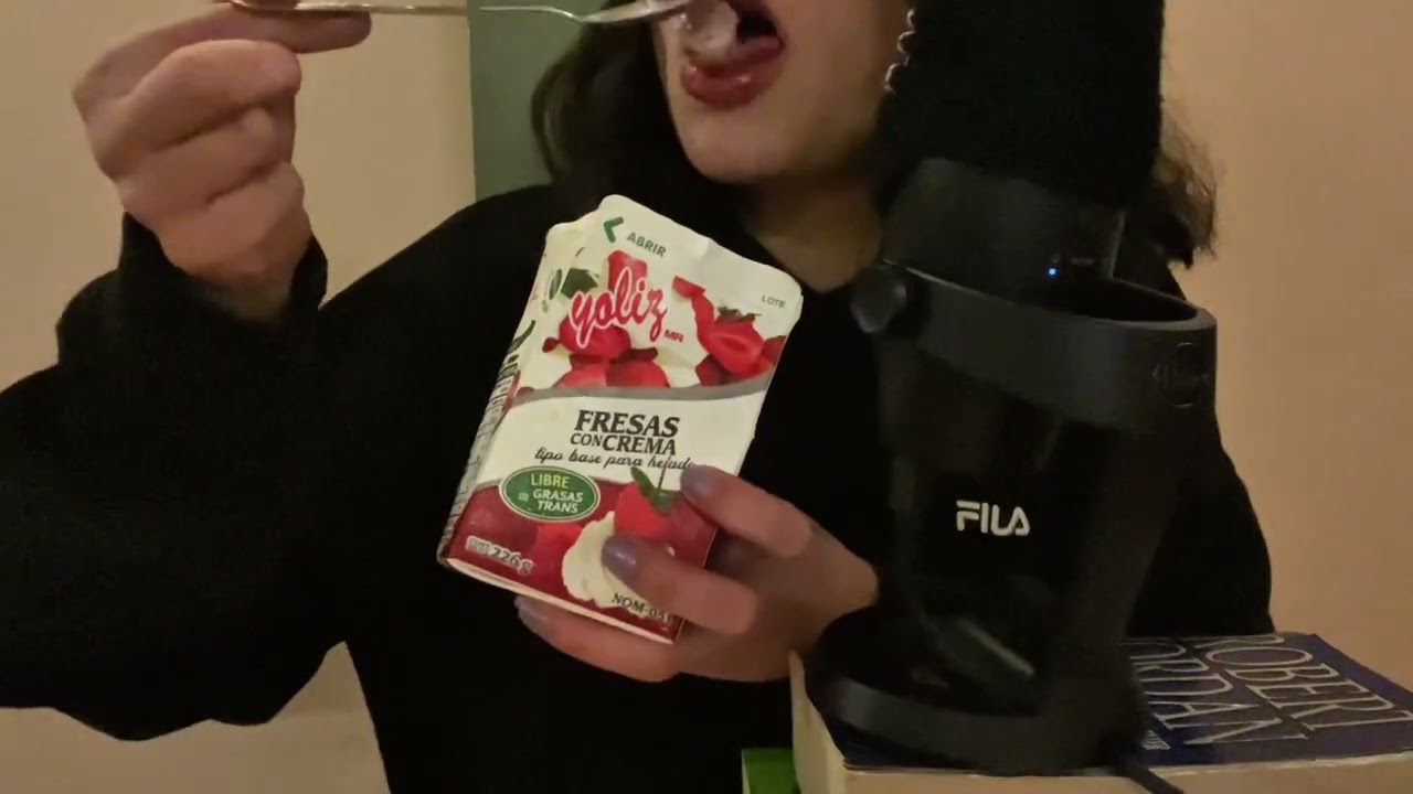 Asmr comiendo fresas con crema 😴🍓 eating sounds 
