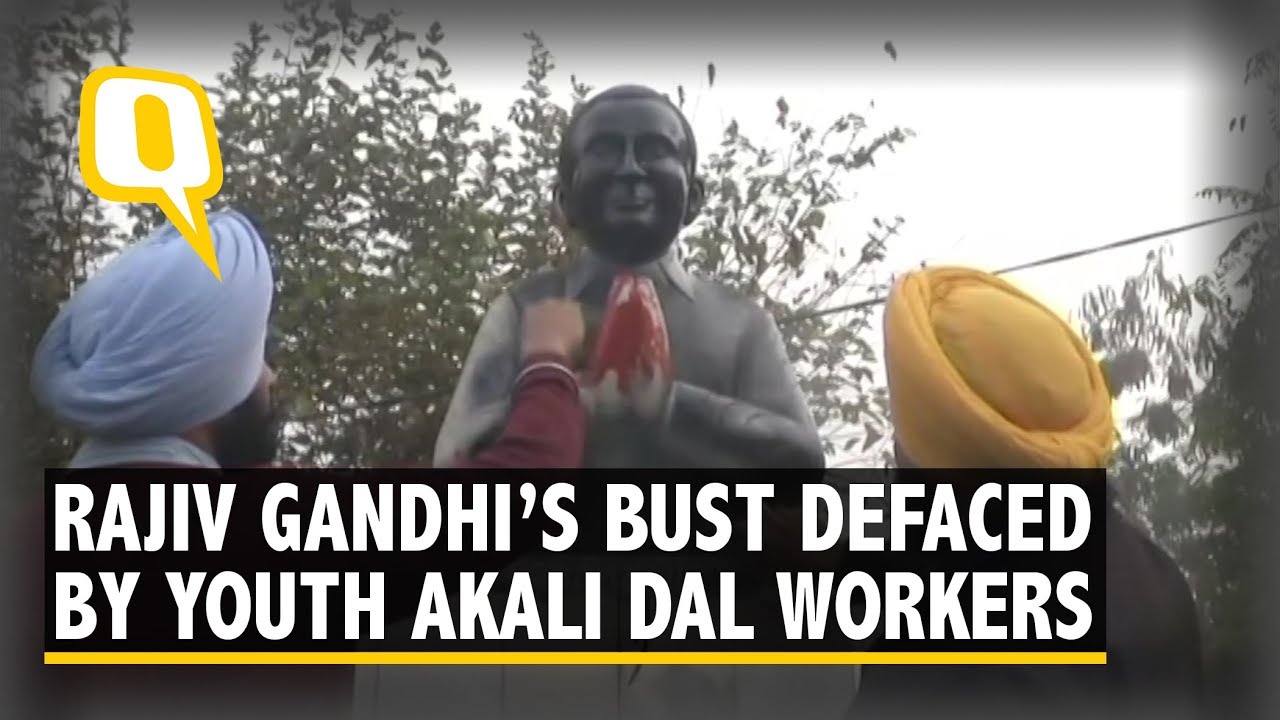 &lsquo;Blood on His Hands&rsquo;: Youth Akali Dal Workers Blacken Rajiv Gandhi&rsquo;s Bust | The Quint