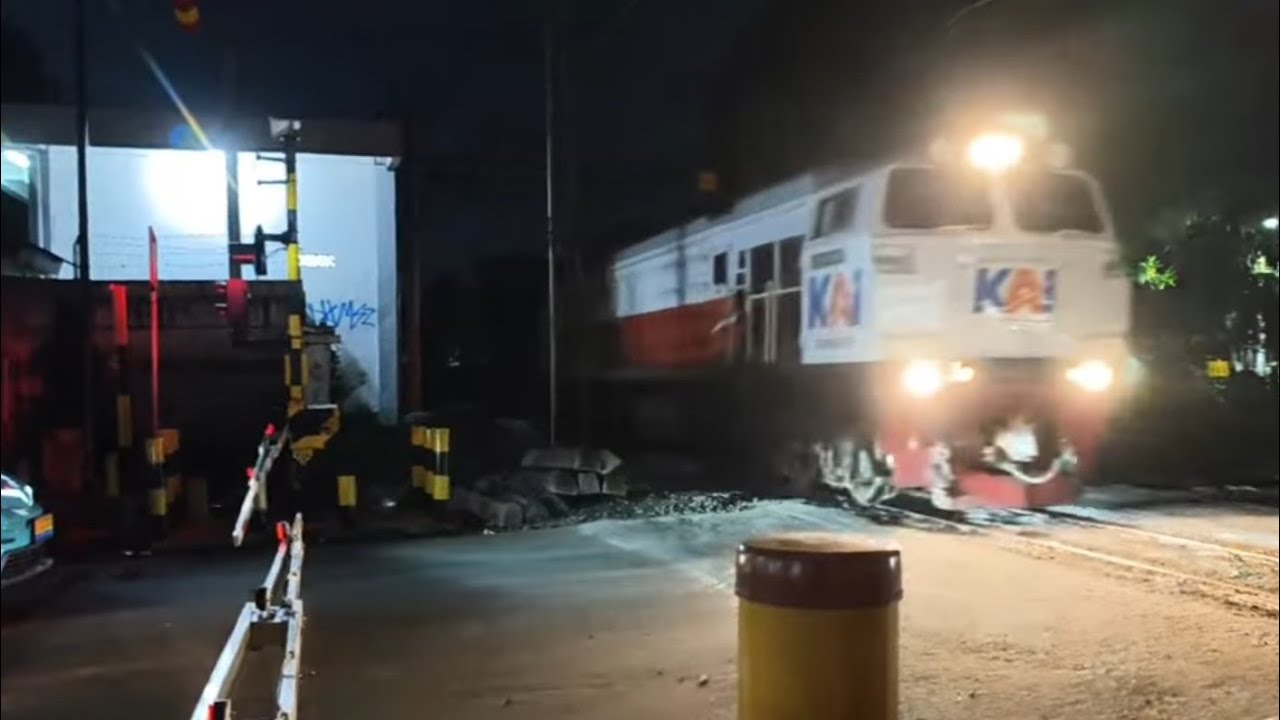 Sahur ON THE RAILROAD CROSSING ! NONTON KERETA API SAMPE IMSAK DI JAKARTA, CC 206, KERETA JOGJA
