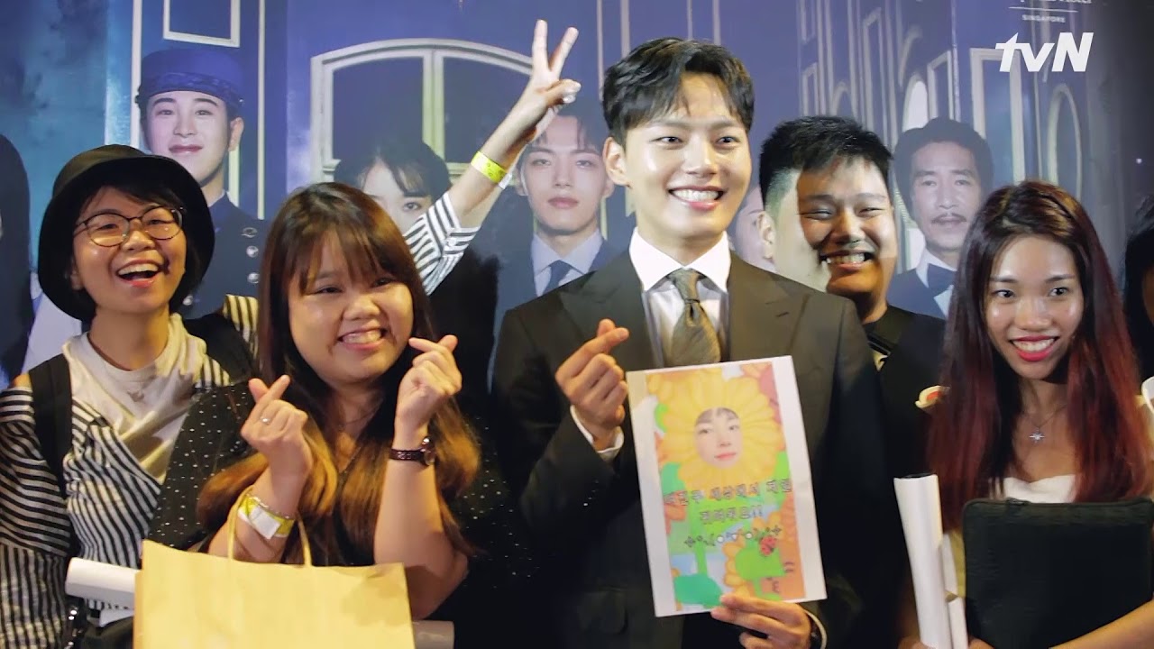 Yeo Jin Goo Visits Halloween Horror Nights 9!