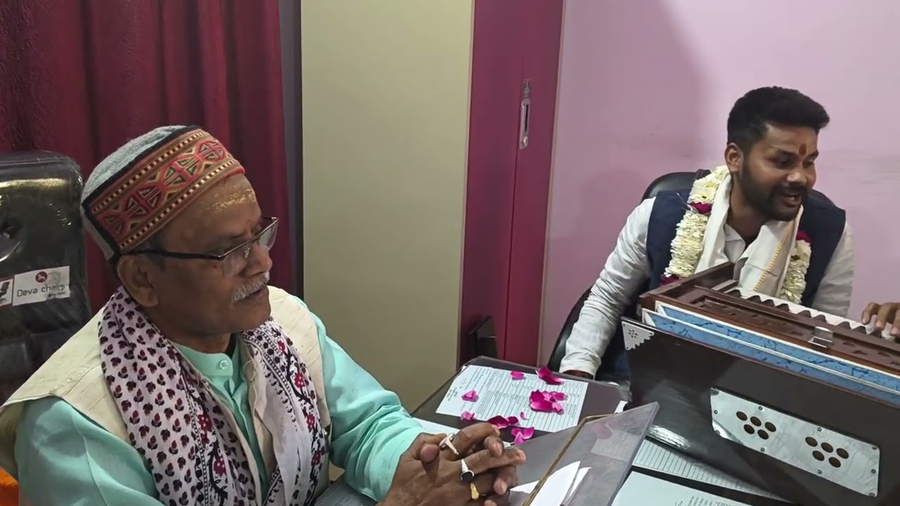 छात्र उपेंद्र तिवारी द्वारा गायन