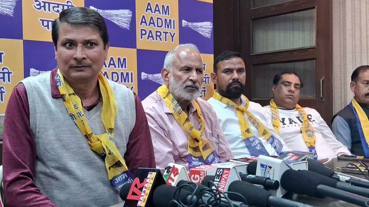 केजरीवाल व सिसोदिया सहित 27 लोगों को कोर्ट ने किया बाइज्जत बरी,आप नेताओं ने लड्डू बांट मनायी खुशी