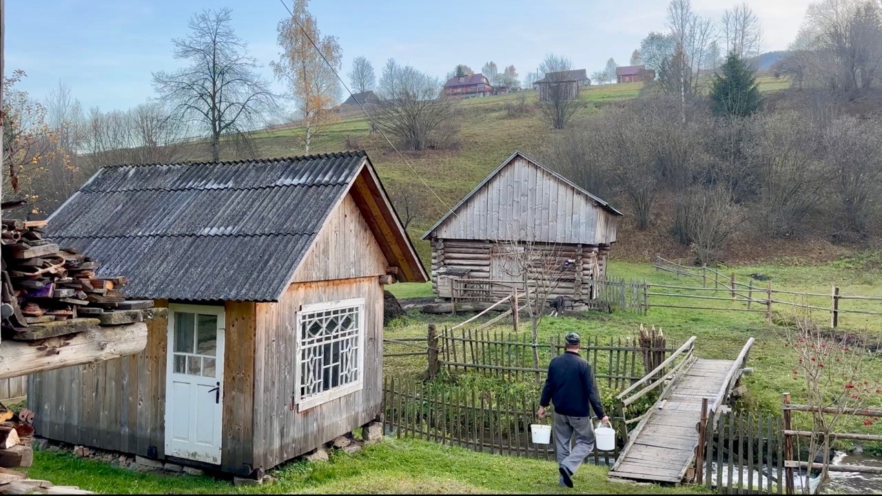Peace among the mountains| one autumn day of life in the Carpathians of a simple man