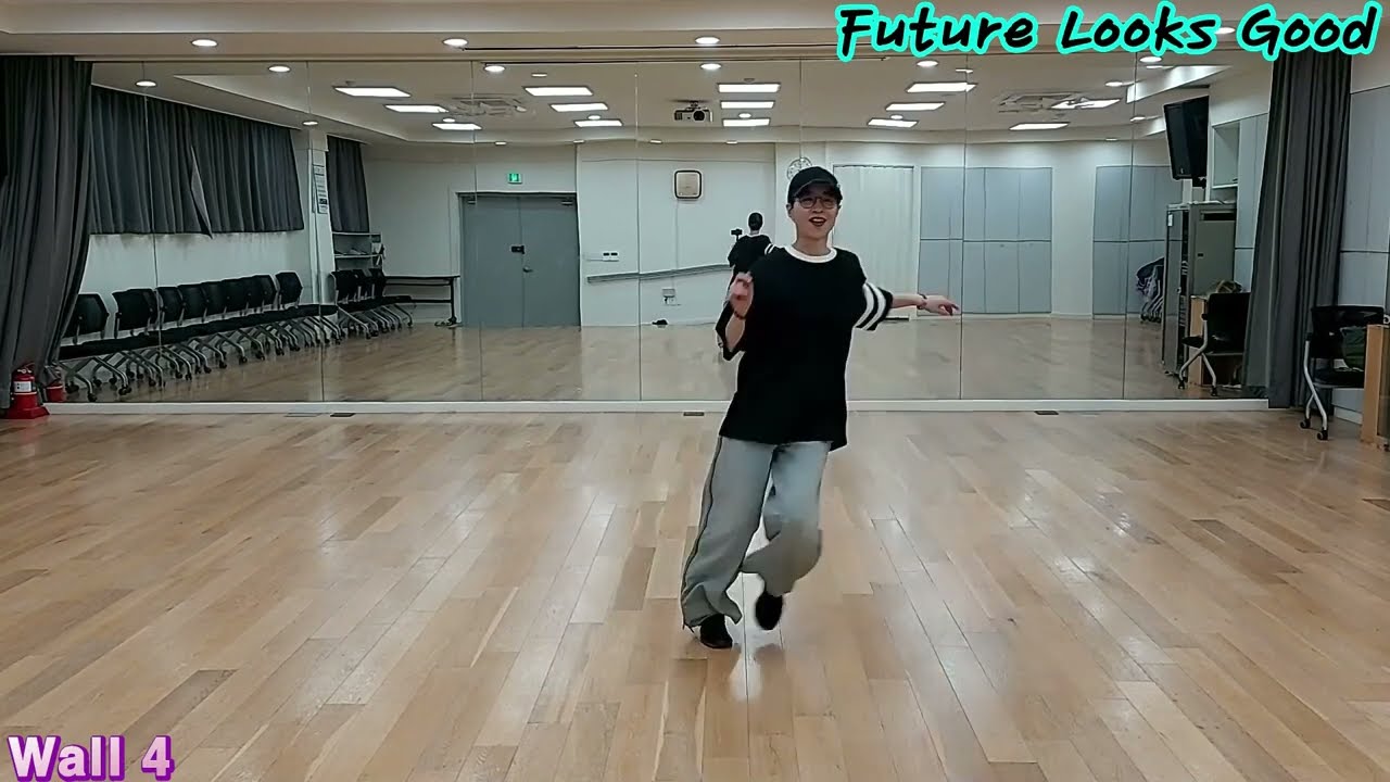 FUTURE LOOKS GOOD LINE DANCE(EASY INTERMEDIATE), Darren Bailey (December 2025)