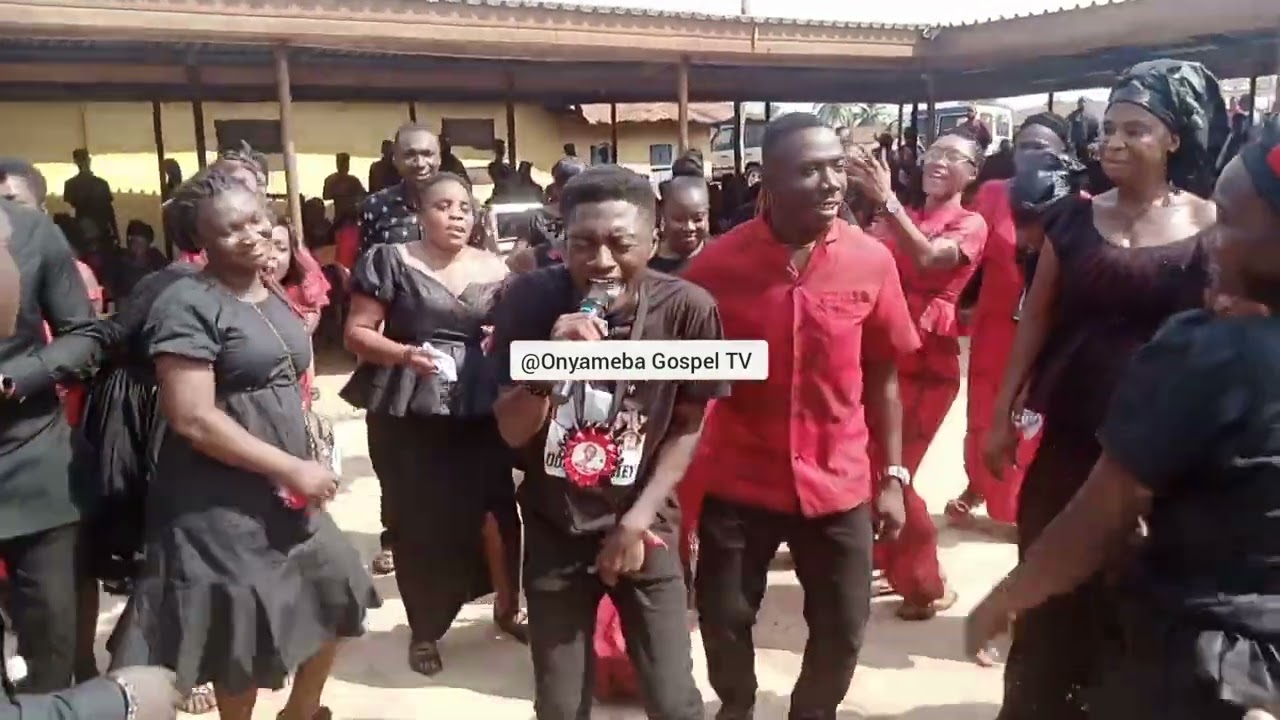 AWW FAMILY AND FRIENDS CONSOLING PAA KAY JNR😭😭..!! SEE THE WAY HE SANG AKET3 MET3 FOR HIS LATE DAD
