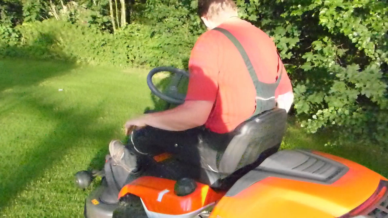 Mit dem Esche (Trolla) Walzenstreuwagen für Rasentraktoren einfach große Flächen düngen