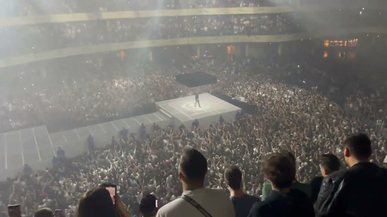Crowd going CRAZY at Kendrick Lamar Concert - Money Trees