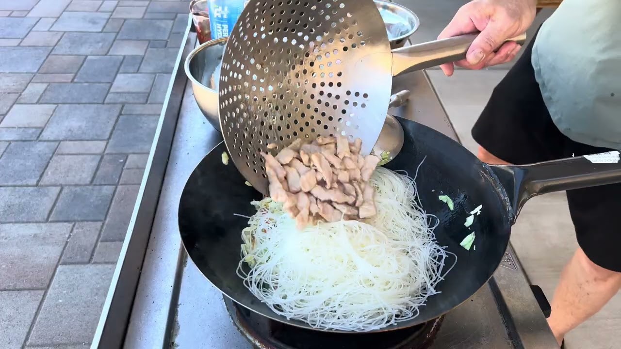 Рисовая лапша со свининой (пансит)