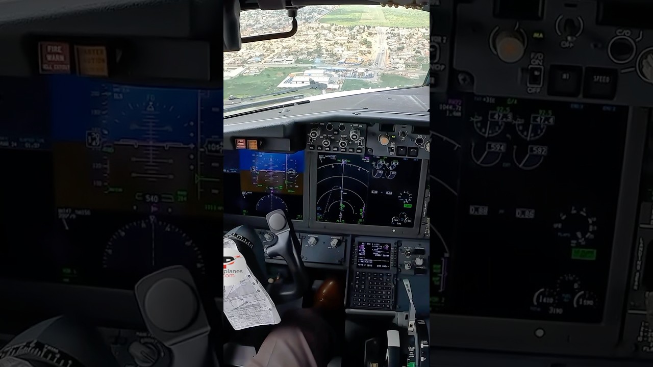 737MAX approaching Lom&eacute; Togo