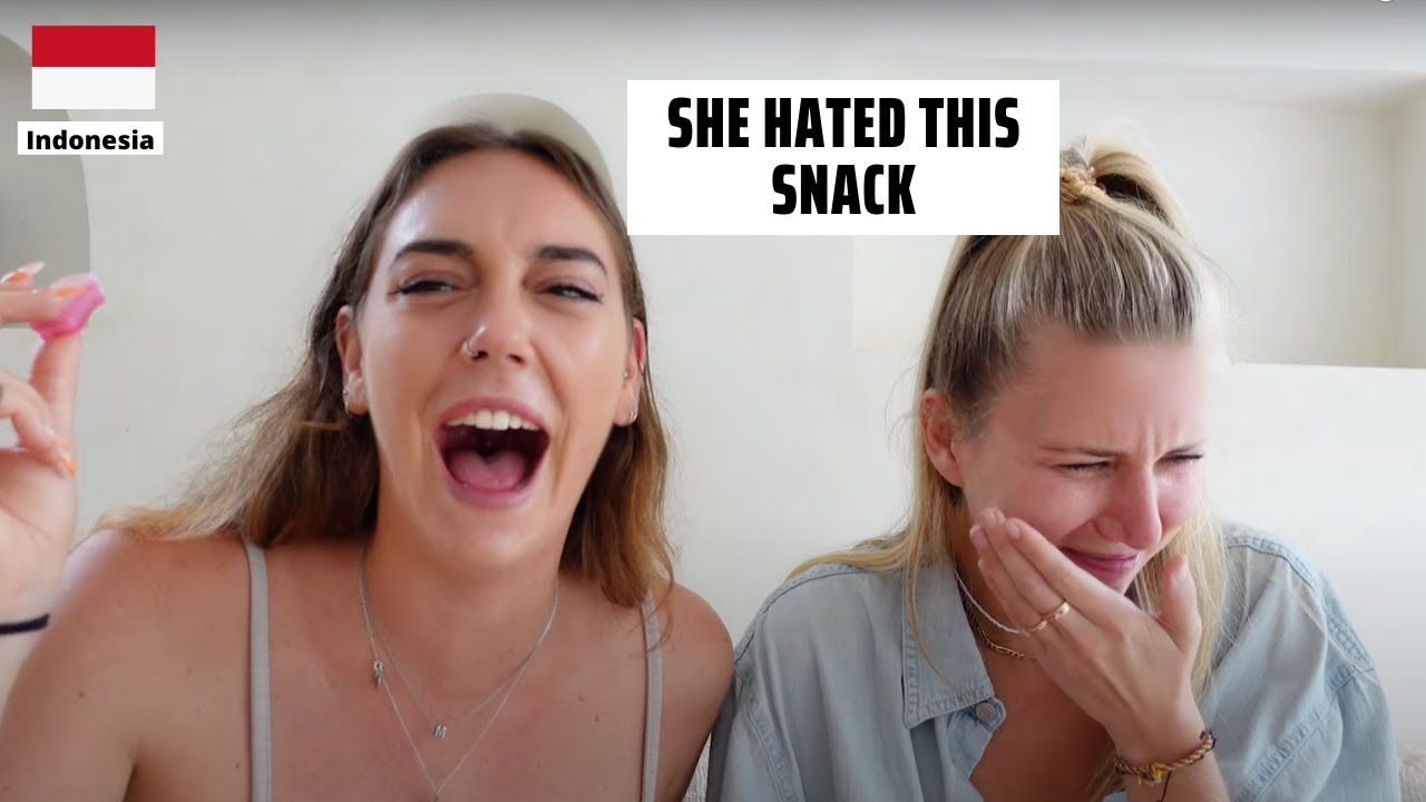 Dutch and German Try Indonesian Snacks | Holland Bakery edition