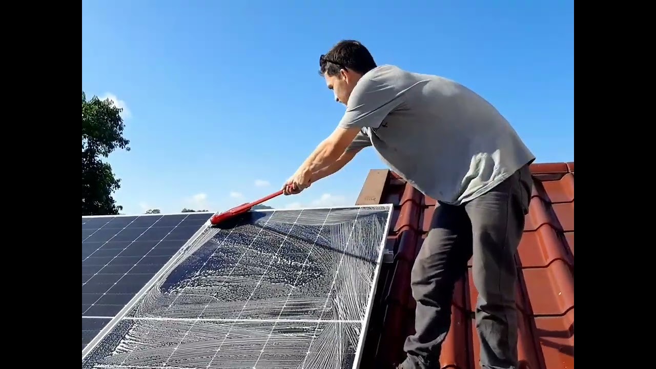 Como fazer a limpeza do painel solar fotovoltaico.