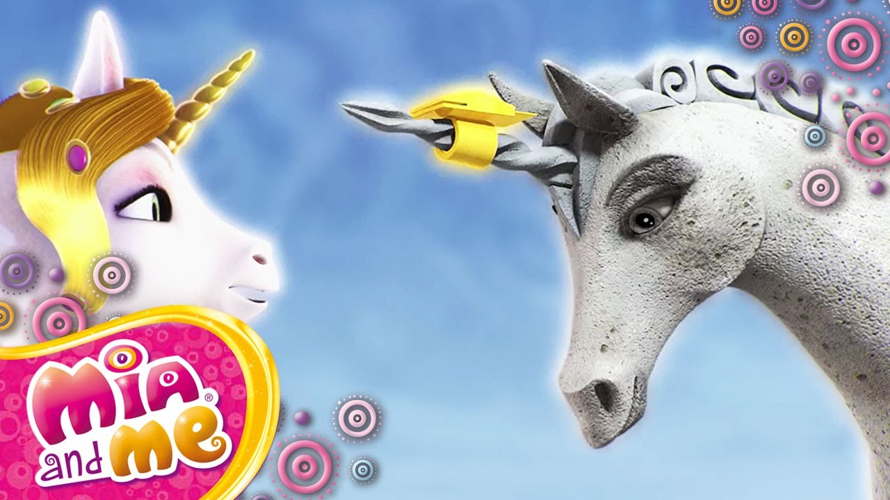 El unicornio de piedra le da a Onchao una parte de la corona - Mia and me 🦄🦄