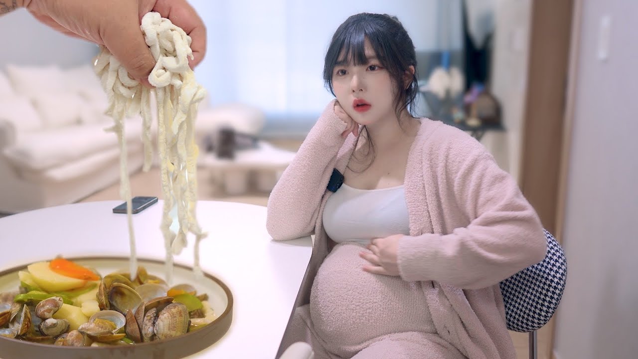 칼국수 먹고 싶다는 아내에게 면까지 직접 만들어줬더니..