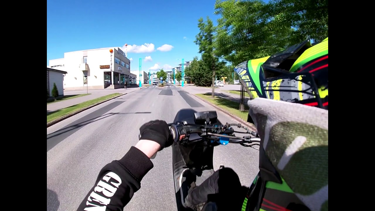 70cc KEULAA JA POLIISEJA KARKUUN