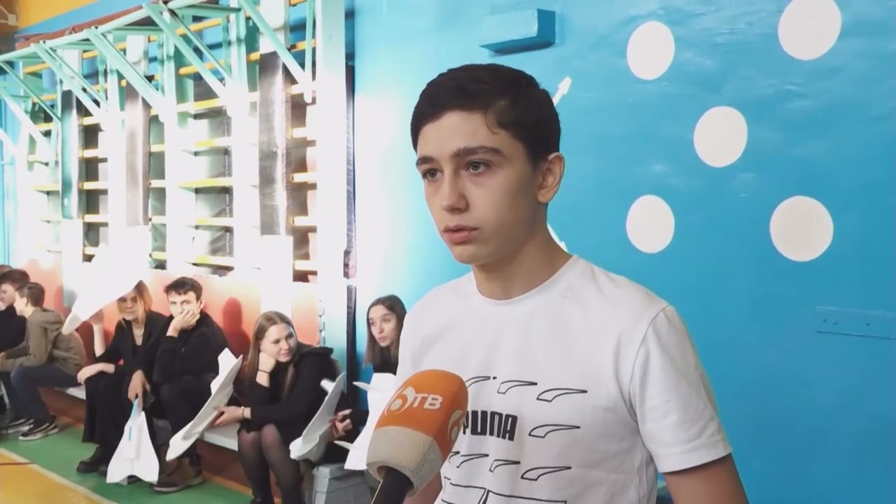 В комсомольской школе № 42 прошли соревнования по метательным планерам