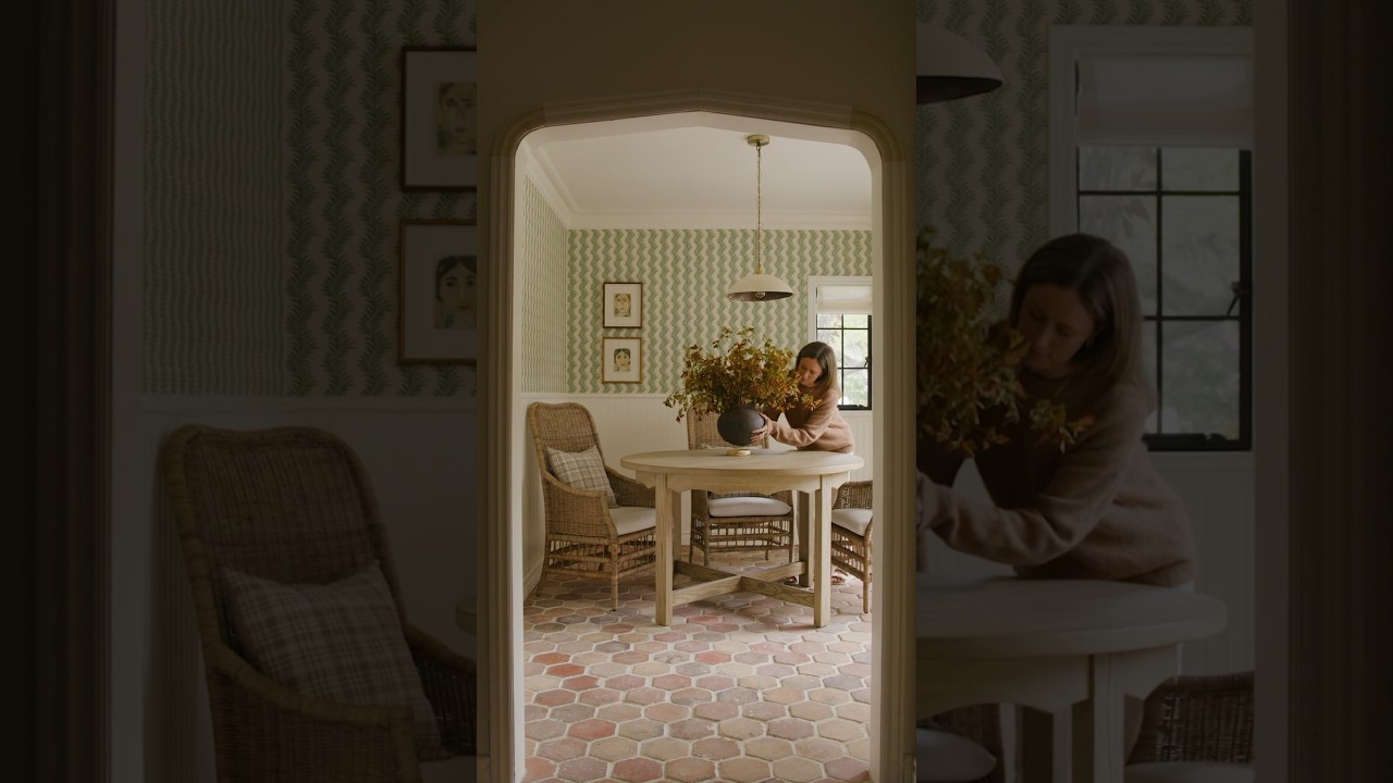 Breakfast Nook Styling #breakfastnook #diningroomdecor #interiordesign