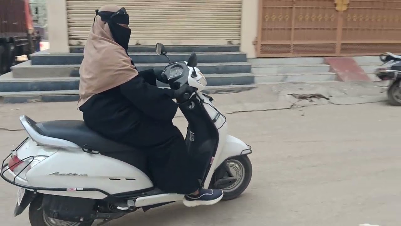 How to use indicator and horn while turning 