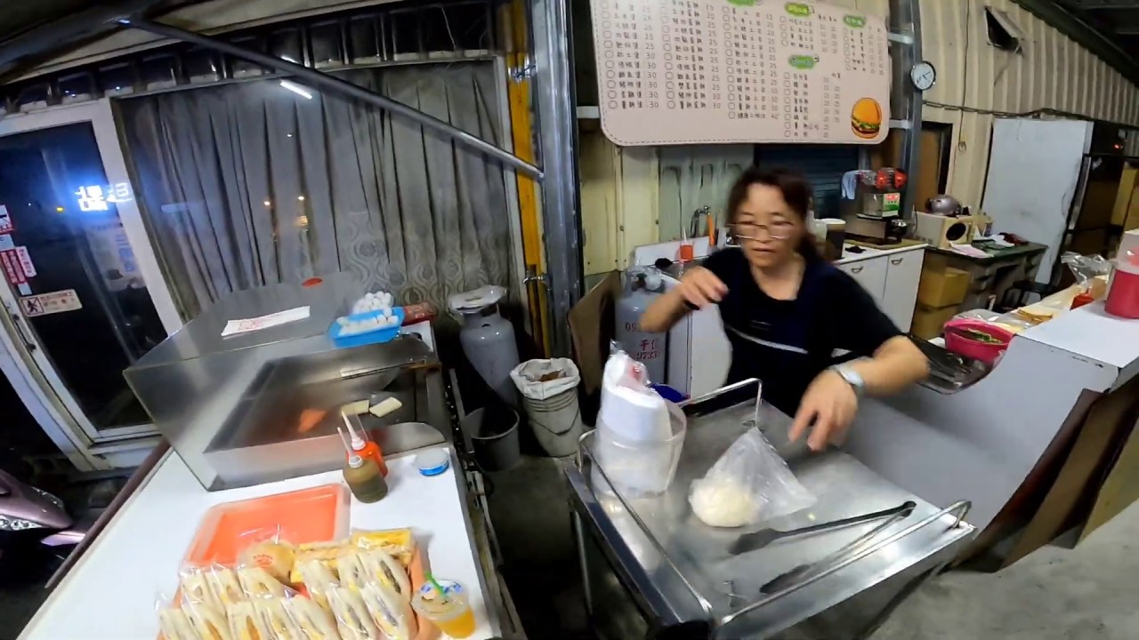 『J Y』台灣美食系列之 帶大家來去斗南交流道旁的 早點breakfast 吃25元肉粽 20元柳橙汁10元的 筍肉包😆 拍的時候忘記喬鏡頭沒有拍到肉粽 😅😂🌌🌃🛣️🚚🍙🎶🥤😘👨‍👧‍👦🥰😎💪🇹🇼