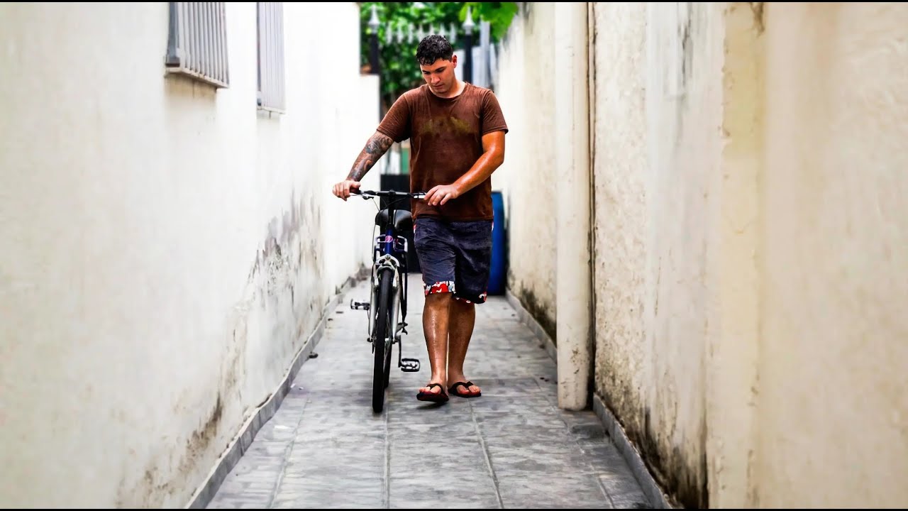 Ela largou o namorado porque ele era pobre e tinha somente uma bicicleta.