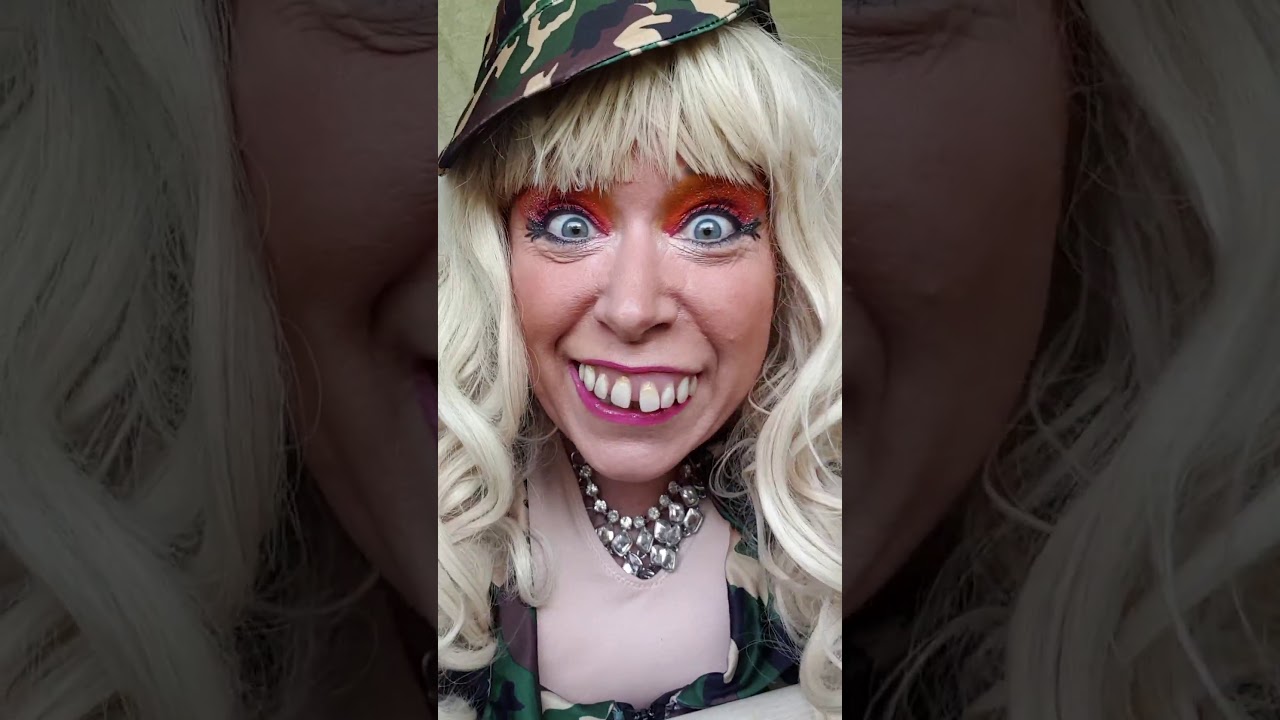 Hvad er forskellen p&aring; en terrorist / kvinde i overgangsalderen🤪Show - f&oslash;dselsdag, bryllup, firmafest