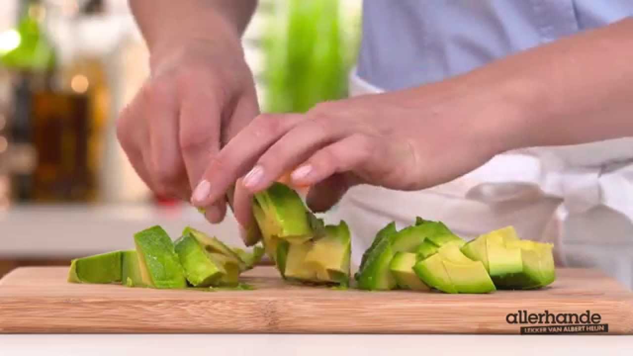 Salade met avocado, mango en aardbeien - Allerhande