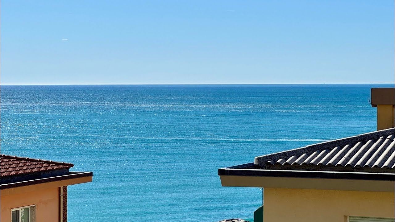 Luminoso trilocale con balconata vivibile vista mare a 600m dalle spiagge – Varazze