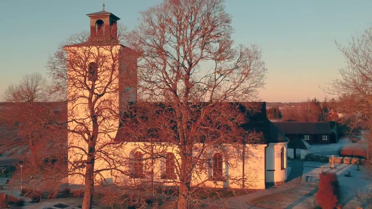 Flyga dr&ouml;nare - Tillberga Kyrka i V&auml;ster&aring;s - DJI Spark