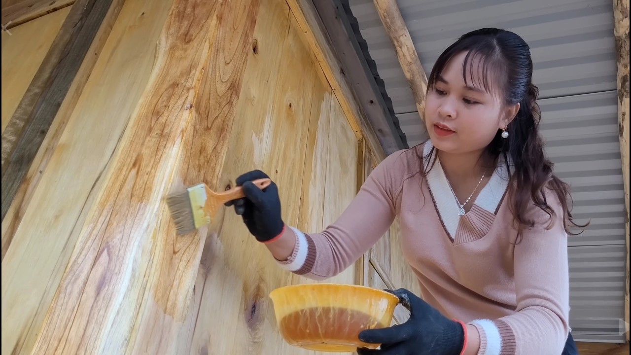 The country girl painted her new house on the mountain farm with her own hands