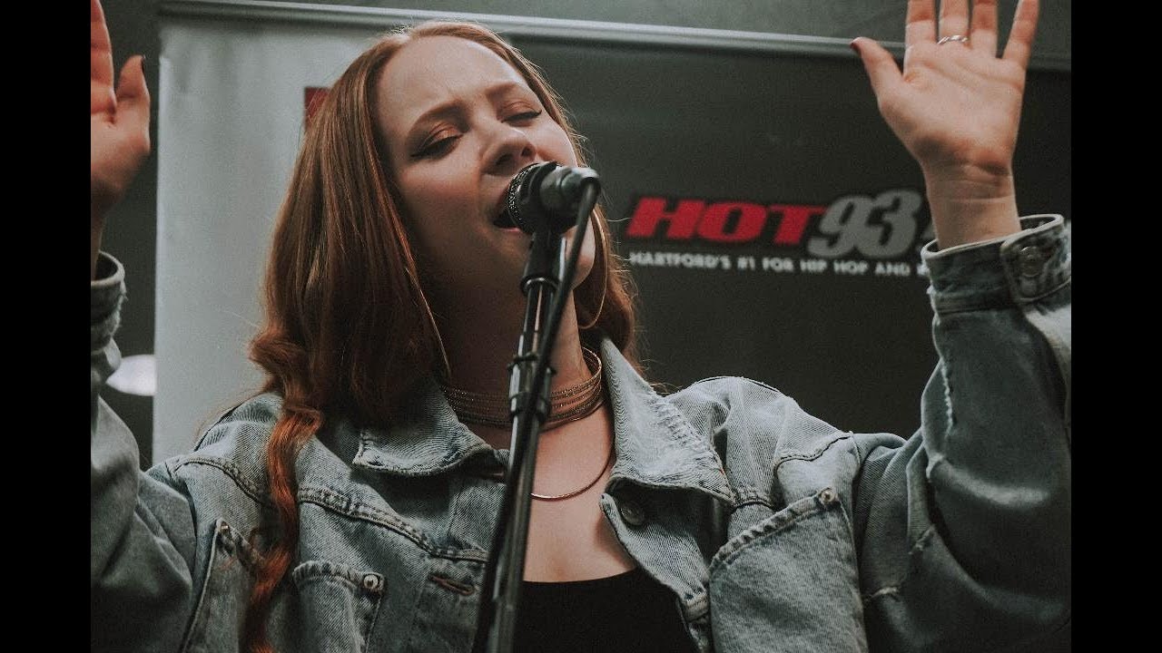 IYLA  PERFORMS 'JUICE'  LIVE AT HOT 93.7