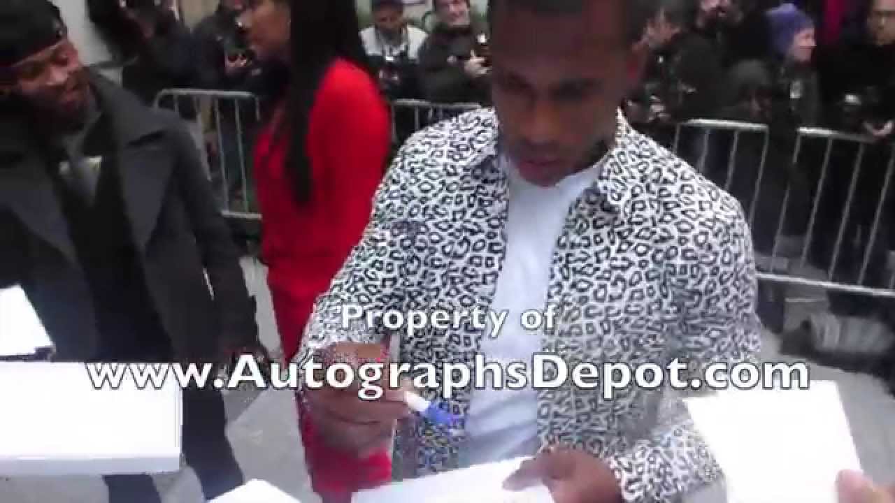 NY Giants star Victor Cruz signing autographs in New York (2013)