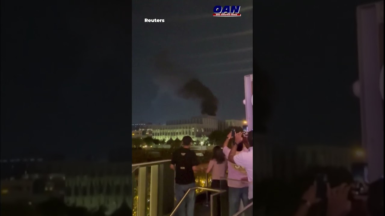 На видеозаписи очевидцев видно, как над зданием консульства США в Дубае поднимается огромный стол...