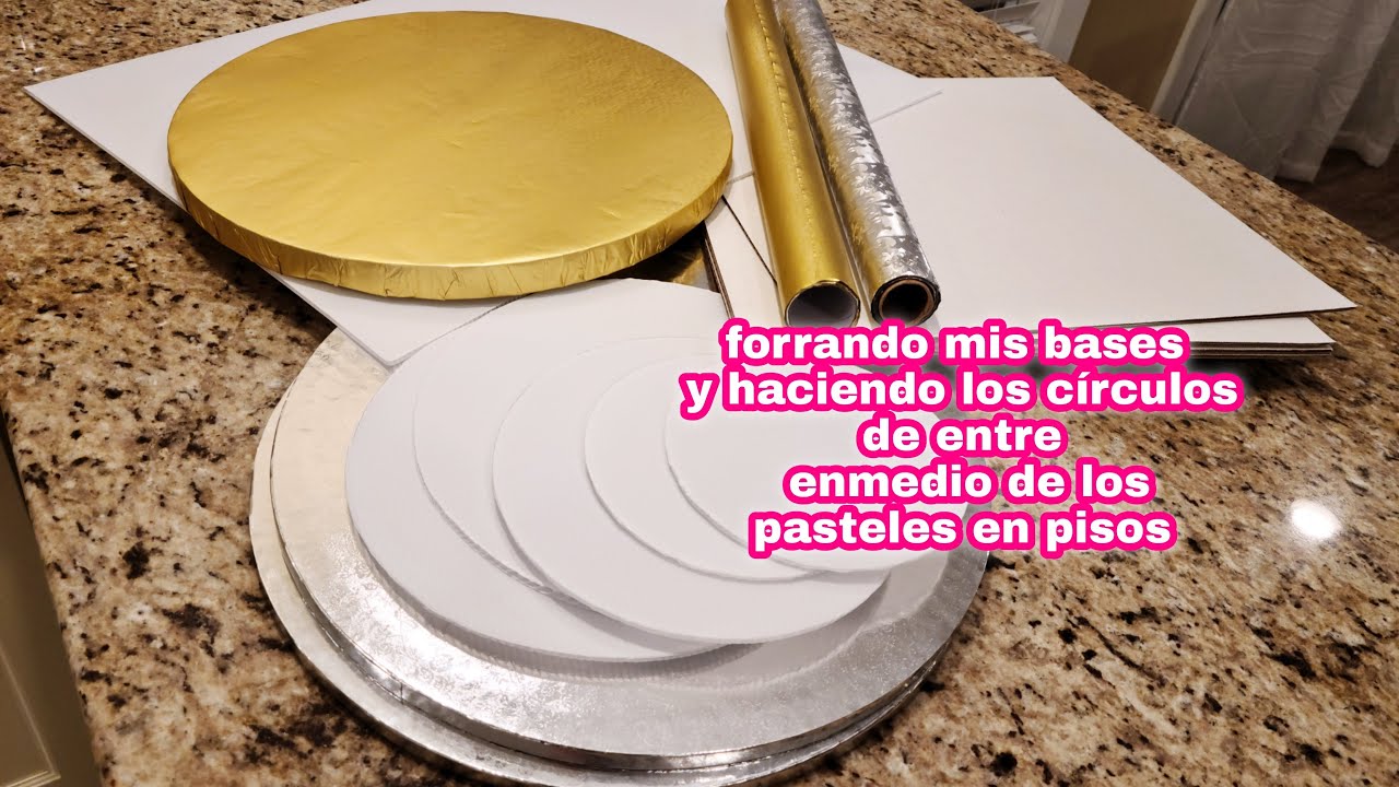 Forrando Mis Bases Para Pasteles Y Cortando Los Circulos De Entre Enmedio De Los Pasteles En Pisos